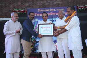 3 Jayesh Jagad receiving award
